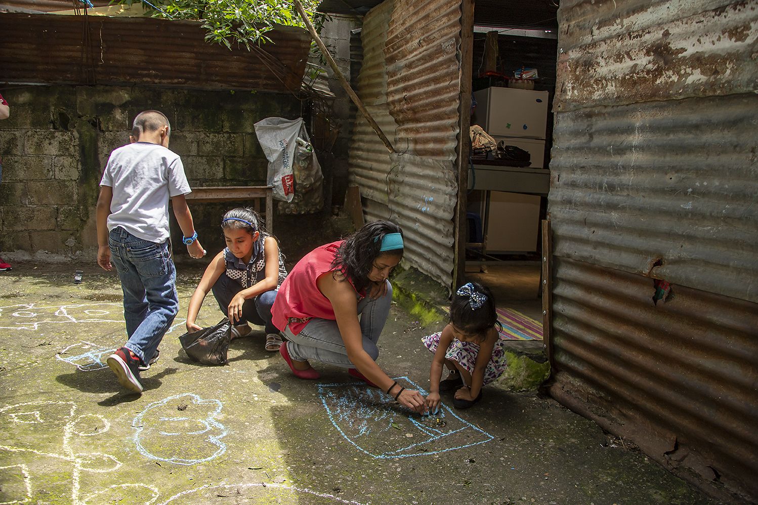 Telma Paz, de 36 años, junto a sus hijos de 11, 9 y 4 años, se beneficia del programa Bono Familia otorgado por el Gobierno de Guatemala, gracias al apoyo de UNICEF y el Banco Mundial.