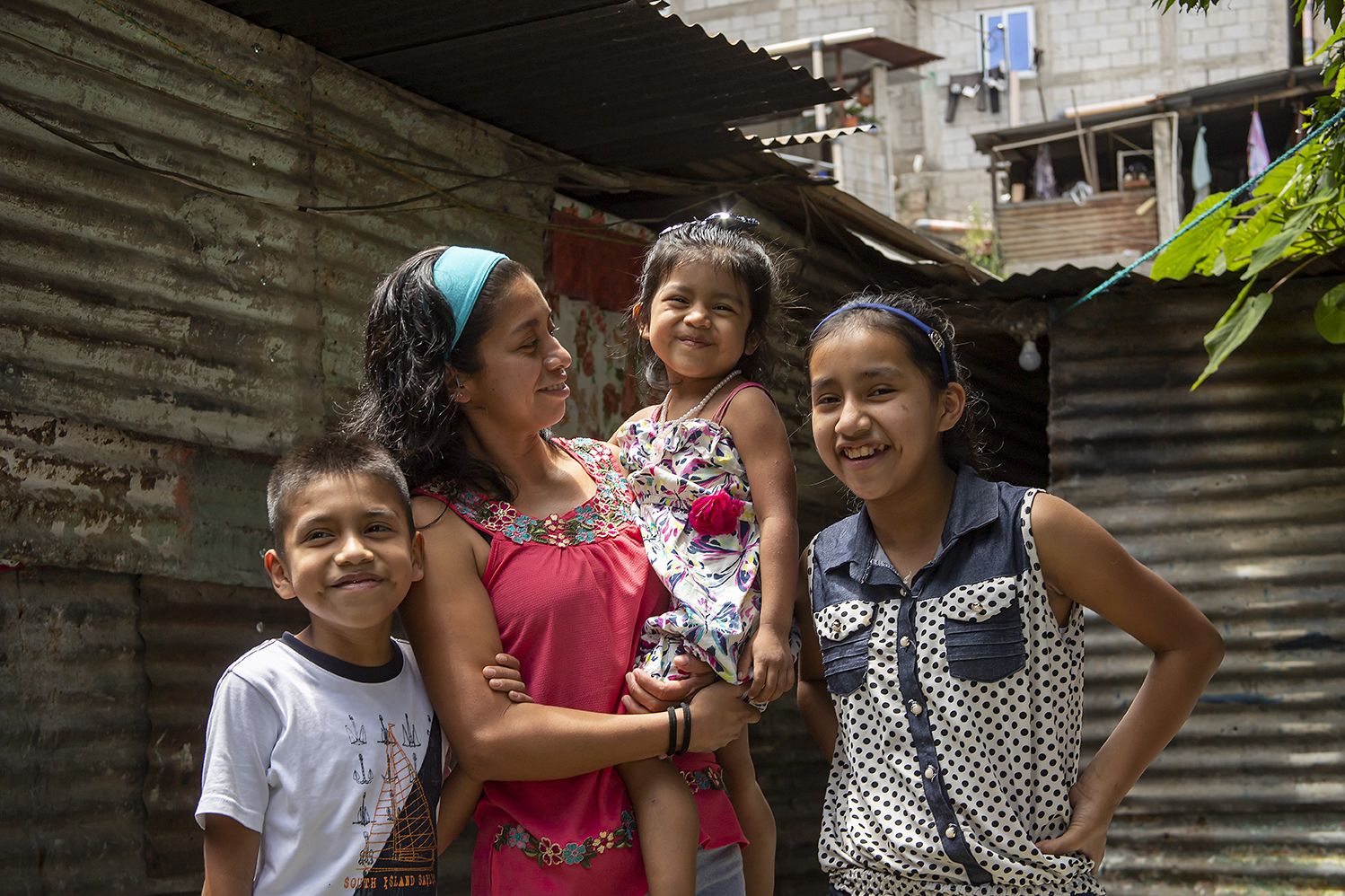 Telma Paz, de 36 años, junto a sus hijos de 11, 9 y 4 años, es beneficiaria del programa Bono Familia otorgado por el Gobierno de Guatemala, gracias al apoyo de UNICEF y el Banco Mundial.