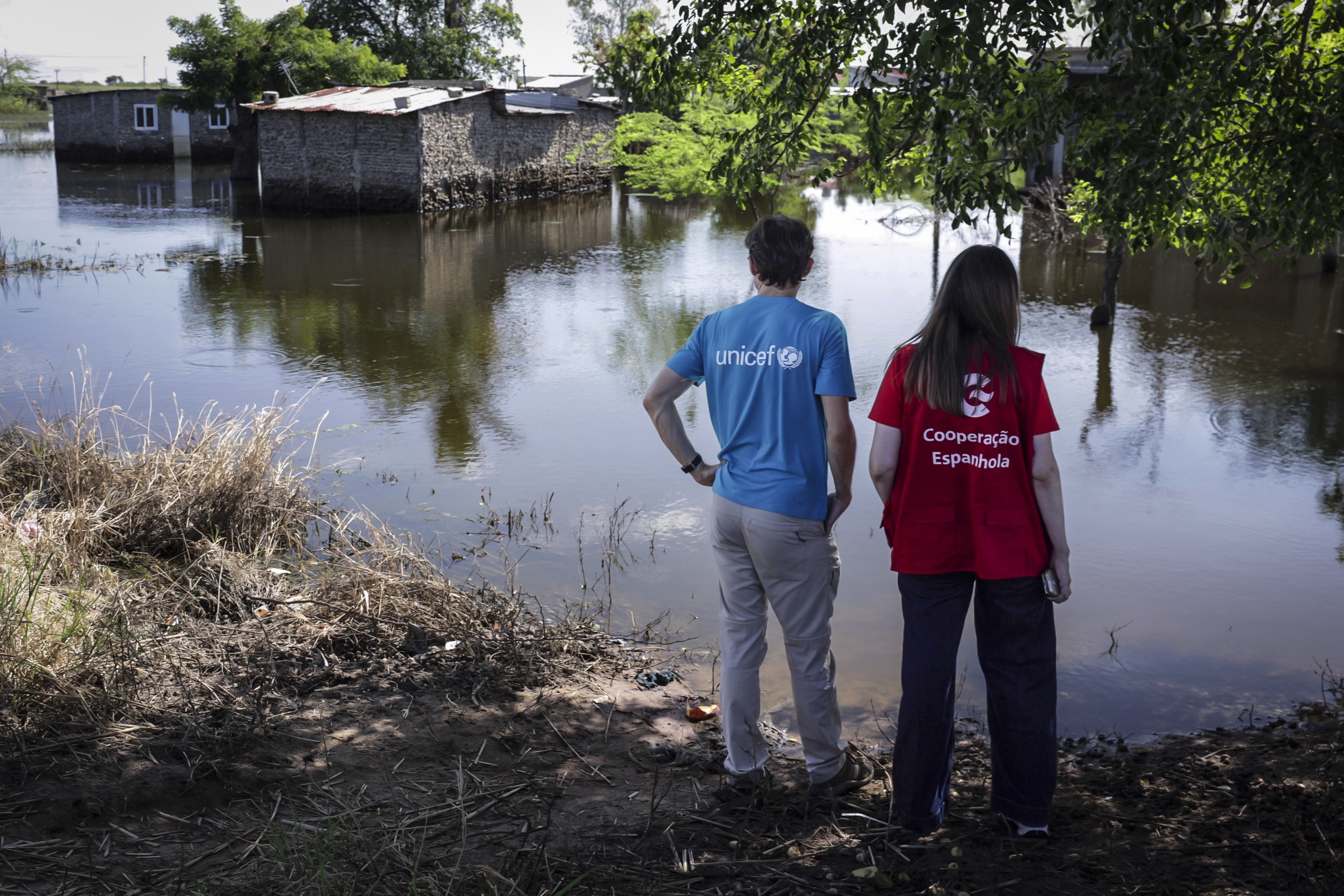 UNICEF y la Agencia Española de Cooperación International para el Desarrollo en uno de los proyectos de agua y saneamiento en Mozambique para proporcionar agua potable en las zonas afectadas por las inundaciones.
